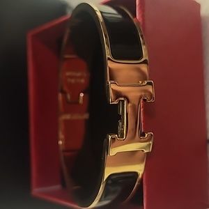 H BRACLET COLOR WITH GOLD AND BLACK ONLY!
